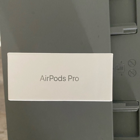 Apple AirPods Pro 2nd Gen - Picture 2 of 2